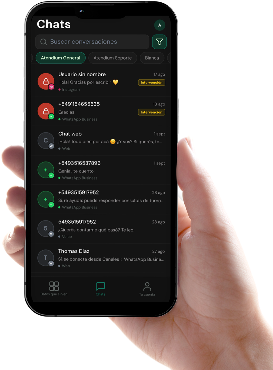 App móvil de Atendium en modo oscuro: listado de conversaciones de Instagram, WhatsApp, web y voz, filtros por agente e indicadores de intervención.